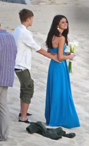 JUstin and Selena show some PDA at a Wedding