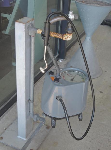 Ingenioso sistema para el aire comprimido, a encontrar en todas las gasolineras alemanas.