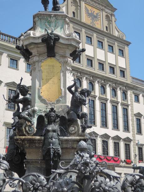 Estatua y fuente del emperador Augusto, junto al Ayuntamiento de la ciudad.