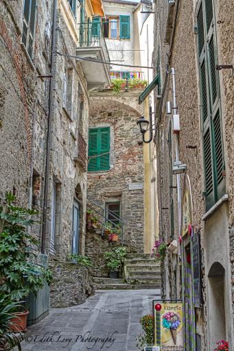 Corniglia, Cinque Terre, Italy, village, narrow street, ice cream parlour, travel photography