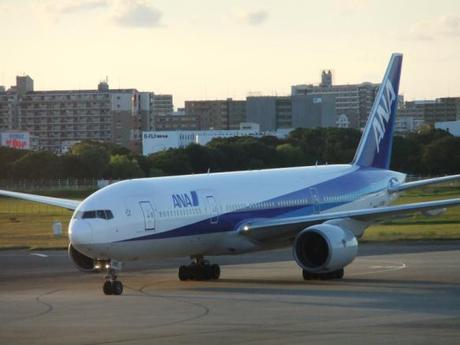 DSCF3604 残暑の日差しに染まる機体，福岡空港 / Fukuoka Airport, in the lingering hot summer heat