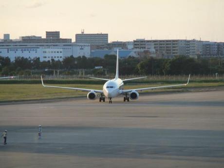 DSCF3603 残暑の日差しに染まる機体，福岡空港 / Fukuoka Airport, in the lingering hot summer heat