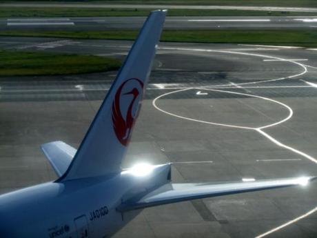 DSCF3588 残暑の日差しに染まる機体，福岡空港 / Fukuoka Airport, in the lingering hot summer heat