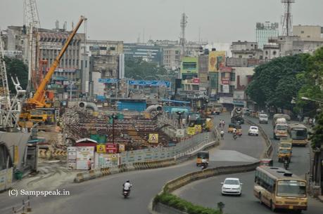 the winding arterial road in Chennai called Mount Road aka Anna Salai
