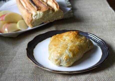 Brown Sugar Apple Baked Brie in Puff Pastry - it's the perfect appetizer! | Recipe from Bakerita.com