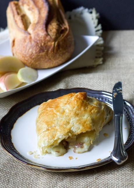 Brown Sugar Apple Baked Brie in Puff Pastry - it's the perfect appetizer! | Recipe from Bakerita.com