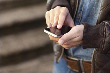 hands-holding-smartphone