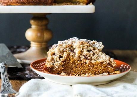 Pumpkin Crumb Cake // a super thick crumb layer over a spiced pumpkin cake! Recipe from bakerita.com