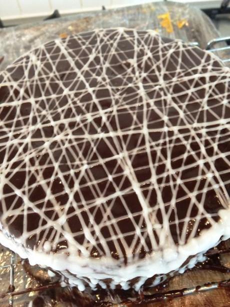 vanilla icing piped design on dark chocolate glaze schichttorte gbbo semifinal