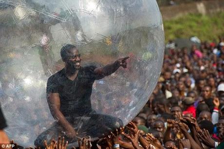 Akon performs in a bubble at Goma .. and courts some controversy !!