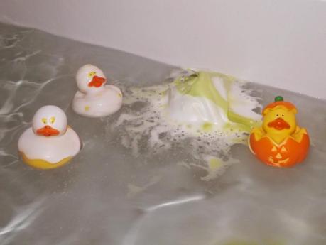 Toddler Hallowe'en: A Spooky Sensory Hallowe'en Bath!