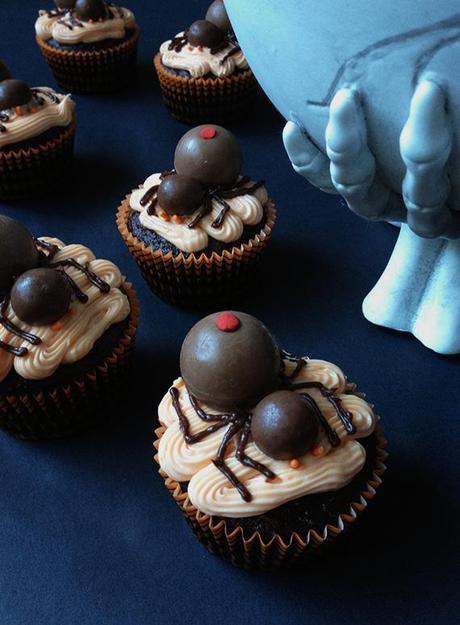 creeptastic spider cupcakes creepy spider cupcakes