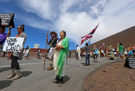Protesters block vehicles from getting to the Thirty Meter Telescope groundbreaking ceremony site at Mauna Kea, Hawaii on Tuesday, Oct. 7, 2014. Protesters halted a groundbreaking and Hawaiian blessing ceremony for the construction of one of the world's largest telescopes. Photo: Hollyn Johnson, AP 