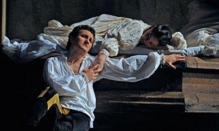 Piotr Beczala as Romeo, and Nino Machaidze as Juliette (Photo: Robbie Jack)