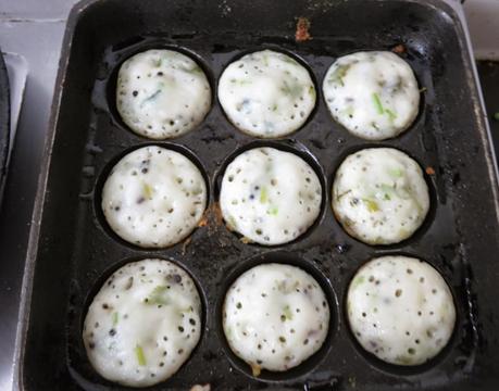 Kuzhi Paniyaram / Appe / Punugulu (Crispy dumplings made from leftover Idli batter)