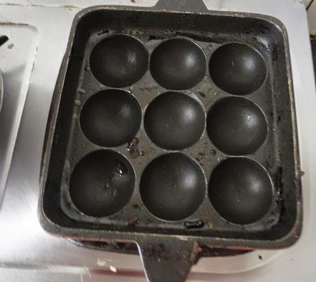 Kuzhi Paniyaram / Appe / Punugulu (Crispy dumplings made from leftover Idli batter)