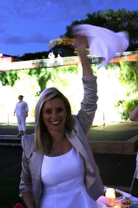 One of the rituals of the Dîner En Blanc: the waving of the white napkins.