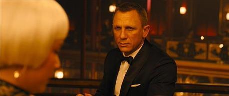 Skyfall – Bond’s Dark Blue Tuxedo in Macau Daniel Craig impregnates the audience.