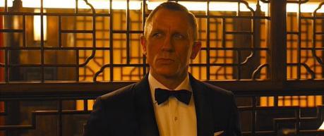 Skyfall – Bond’s Dark Blue Tuxedo in Macau Bond sizes up his surroundings.