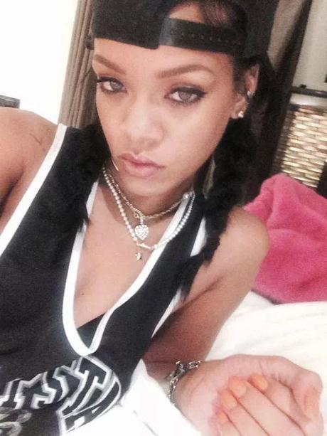 Rihanna Spotted With Fans & Possible Duet With Michael Botton?