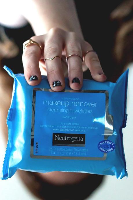 Simple Halloween Makeup // Neutrogena Cleansing Wipes