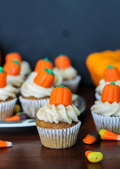 Pumpkin Carrot Cupcakes with Cinnamon Cream Cheese Frosting | recipe from Bakerita.com