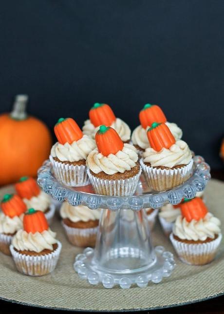 Pumpkin Carrot Cupcakes with Cinnamon Cream Cheese Frosting | recipe from Bakerita.com