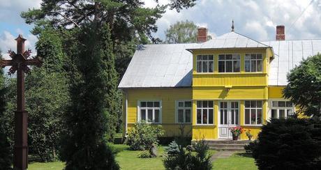 Journey to nowhere. Lithuania connection. Casa en el campo, adornada con una cruz. Lituania.