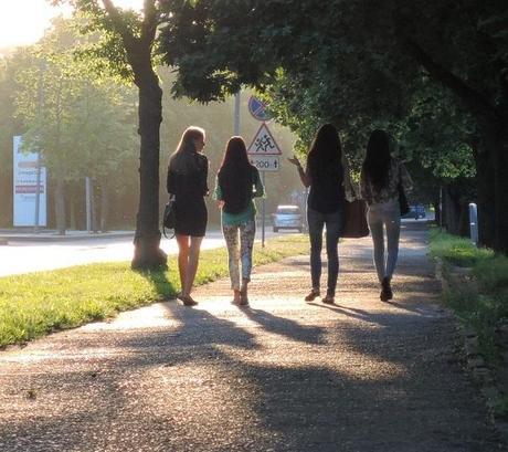 Journey to nowhere. Lithuania connection. Jovencitas paseando junto al parque. Kedainiai.