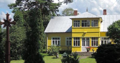 Casa en el campo, adornada con una cruz. Lituania.