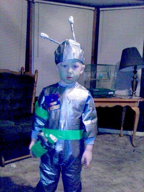 Easy DIY No-Sew Alien Costume | LazyHiippieMama.com