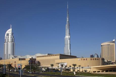 An outdoor shot of the Dubai Mall and Burj Khalifa