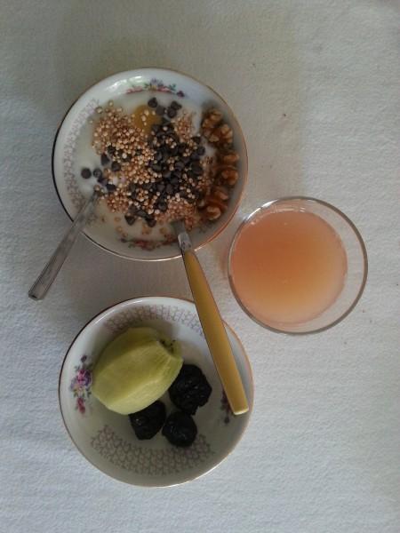 Same yogurt + black chocolate drops, grapefruit juice, kiwi and dried plums