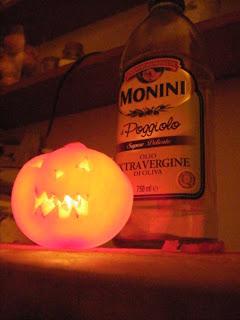 carved tomato, tomatoe, tomato for halloween, can you carve a tomato, halloween in italy, how to italians celebrate halloween, why are their no pumpkins in Italy, why are there no jack o lanterns in italy, do italians celebrate halloween