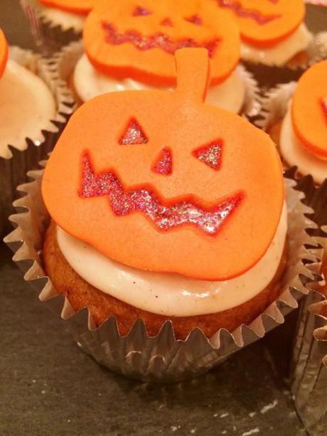 halloween pumpkin cupcake spooky face orange fondant and edible glitter