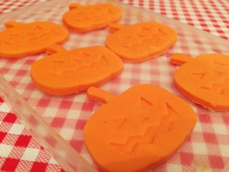 orange fondant pumpkin shapes for halloween cupcakes