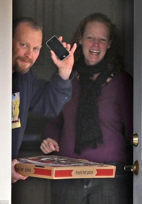 Later in the day the pair had a pizza delivered to their home Fort Kent, Maine, and waved to the waiting media as they opened the door Read more: http://www.dailymail.co.uk/news/article-2814208/Quarantined-Ebola-nurse-defies-orders-stay-home-goes-bike-ride-boyfriend.