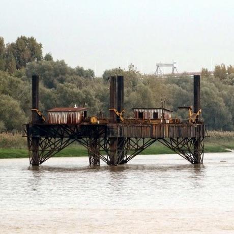 The mysterious rig with no name on the river Garonne