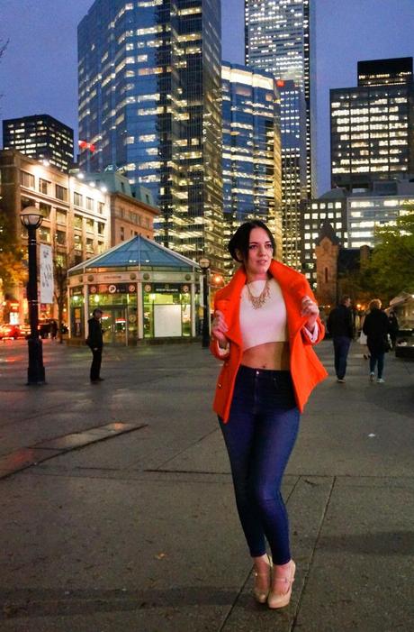 white_crop_sweater_orange_oversize_jacket_high_waisted_jeans_fashion_week_2