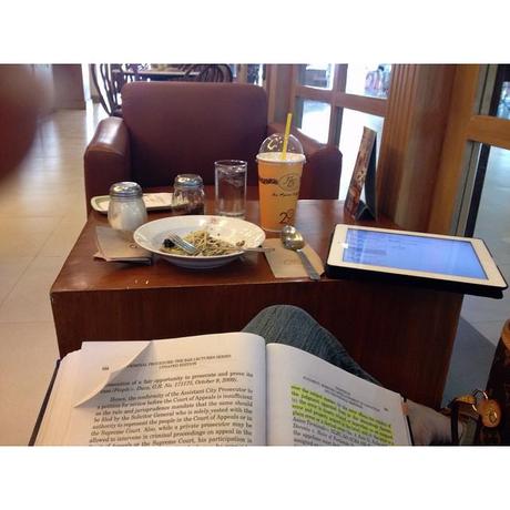 Because the elders cannot fathom how I can study in a ‘noisy’ place, I say, ‘Library is where the book is!’ Ok, I made that one up đŸ˜„đŸ˜„đŸ˜„ đŸ“•đŸ“—đŸ“˜đŸ“™đŸ“– #adayinthelifeofalawstudent #law #lawschool #lawstudent #lawschooldiary