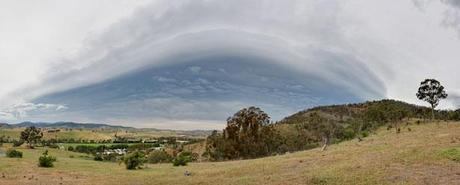 http://upload.wikimedia.org/wikipedia/commons/7/76/Shelf_cloud_pano_oct07_ver4.jpg