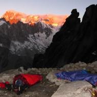 The night is cold and humid, our light-weight sleeping bags are for sure light, but not warm