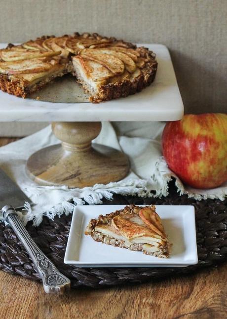 This Spiced Apple Tart features cinnamon and nutmeg spiced apples nestled in an oatmeal-almond crust. This gluten-free and vegan dessert is healthy enough to double as breakfast! | #recipe from Bakerita.com