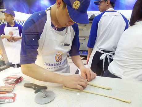 NEW! Auntie Anne's KitKat Wind-Upz