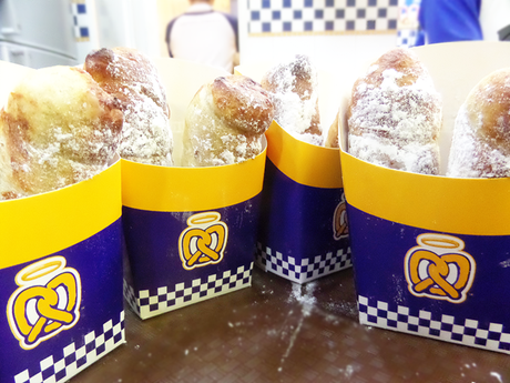 NEW! Auntie Anne's KitKat Wind-Upz