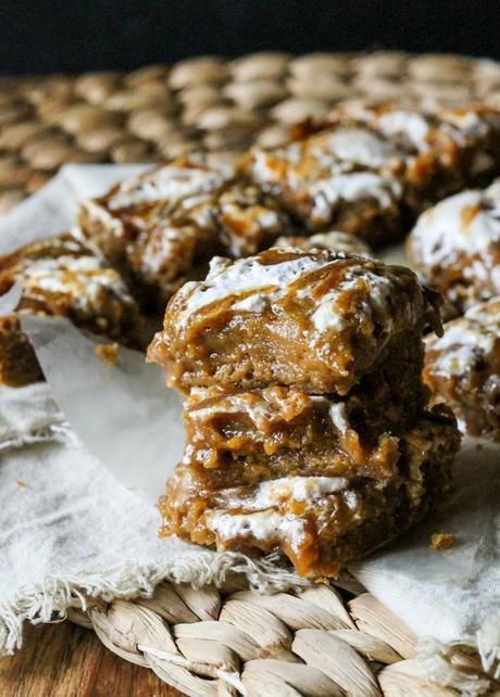 These Pumpkin Caramel Marshmallow Fluff Bars are gooey, sweet, and irresistible! These easy bars are sure to be devoured quickly. | Recipe from Bakerita.com