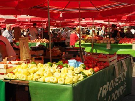 P8131094 “ザグレブの胃袋”，ドラツ青果市場　/　Tržnica Dolac，Dolac Market
