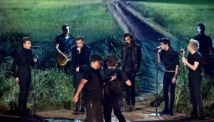 one-direction-night-changes-amas-02
