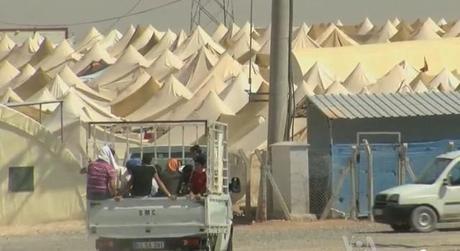 800px-Syrian_refugee_camp_on_theTurkish_border