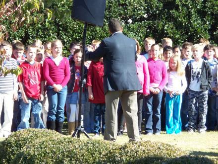 Tussing students sing Thank you, soldiers